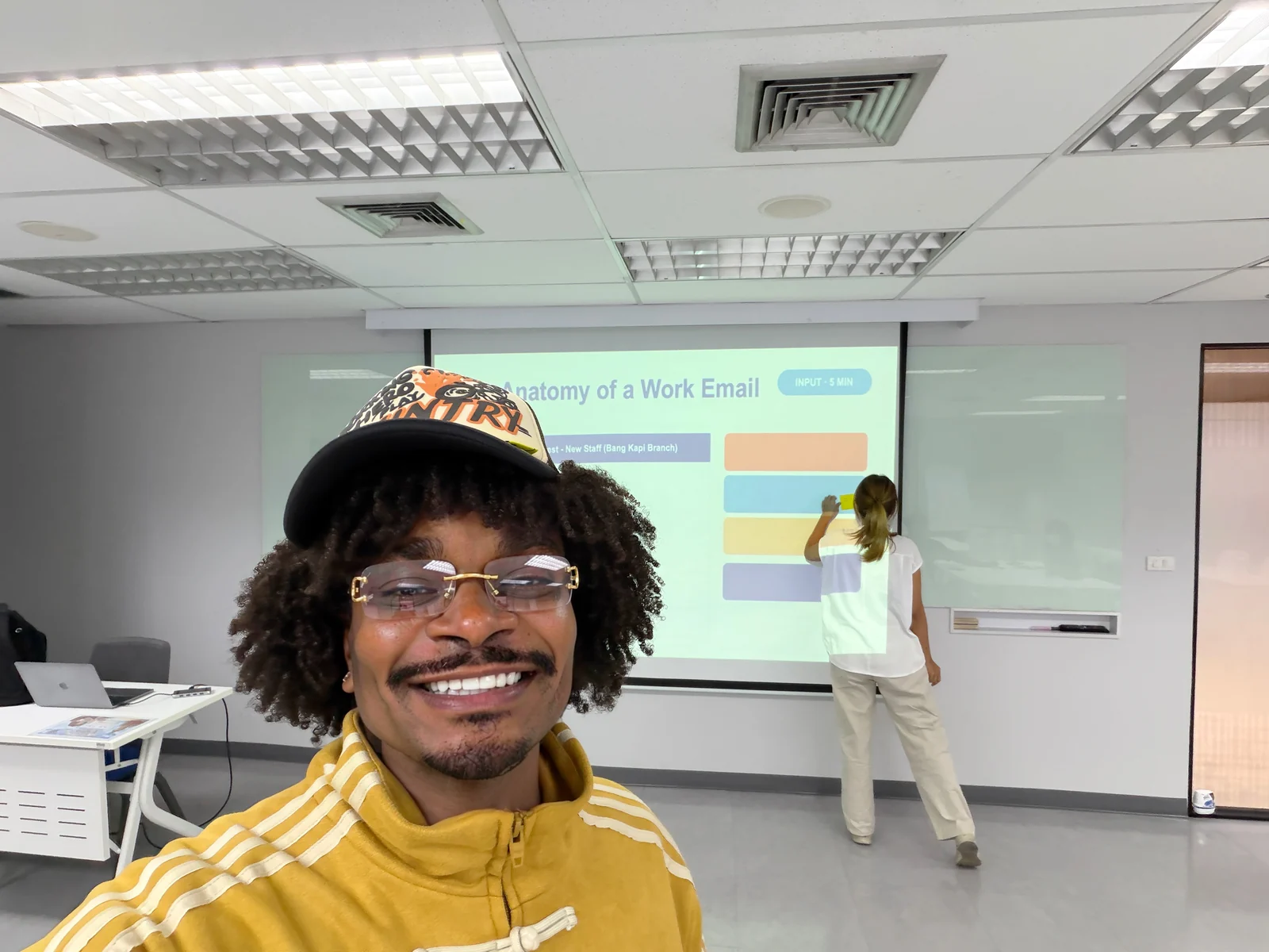 An interactive work-email lesson with Thai corporate students.